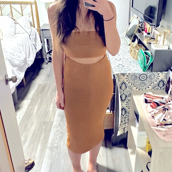 Hi, I’m Alexis. Like and leave a comment so I can check out your closet too! - Picture 10 of 12